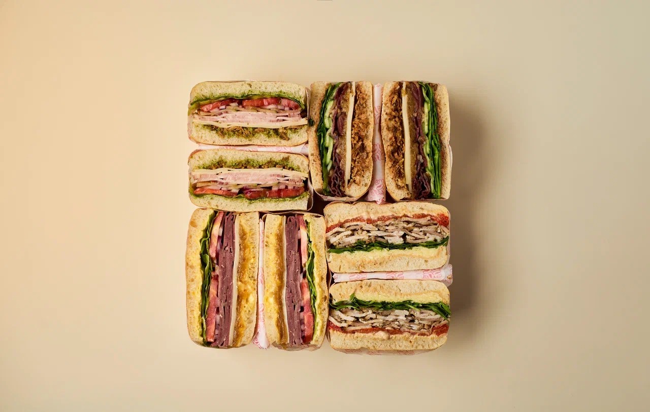 «Кофемания Bez Tarelok» х «Муся и Второе»:  бранч с мясными сэндвичами