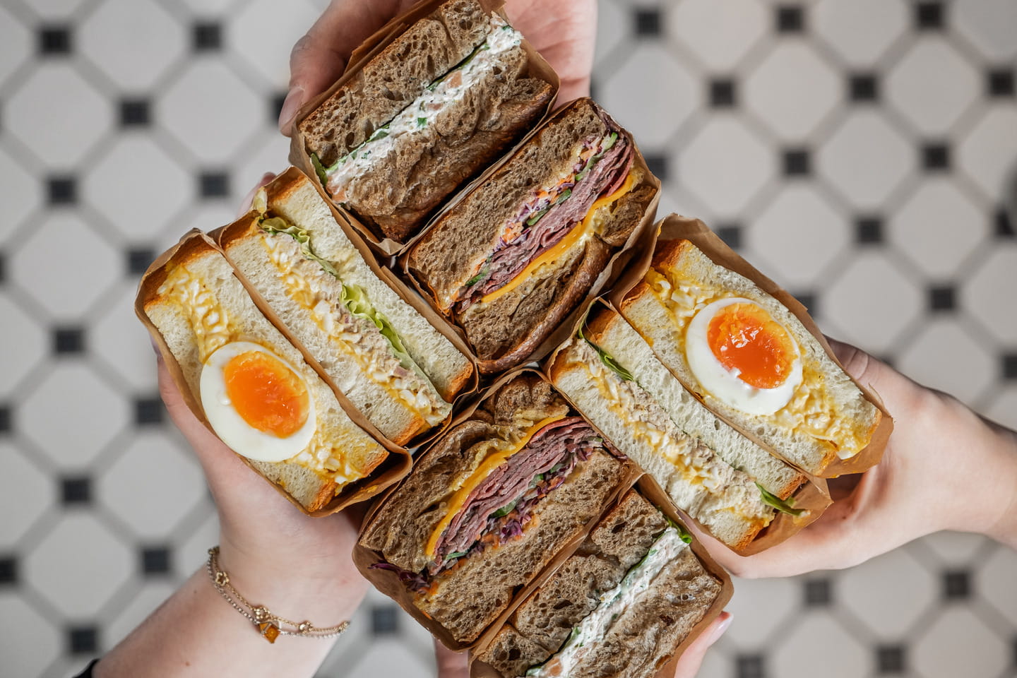 Искусство grab-and-go: новая эстетика сэндвичей от Bez Tarelok с хлебом masa madre